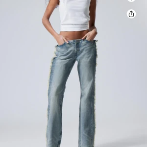 Weekday frayed low waist jeans - SUPERCOOLA jeans från weekday i storlek W25 och är lite långa på mig som är 164 cm 💕💕 Fransiga på sidorna och aldrig använda❤️ Slutsålda på hemsidan.