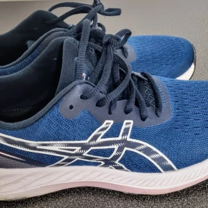 Asics skor - Inte använda vid så många tillfällen. 