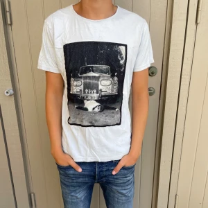 Limitato t-shirt  - Säljer nu denna otroligt snygga limitato t-shirten som är i bra skick förutom de som syns på bilden🤩🌊☀️ går enkelt att laga.  STORLEK S 