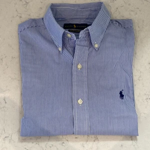 Ralph Lauren Skjorta - Säljer nu denna asfeta Ralph Lauren skjorta i ett perfekt skick! Storleken är M och sitter bra som det! Nypris ligger på ca 1599kr❌ mitt pris endast 399kr✅ Hör av dig vid minsta lilla fundering!! 😊😀