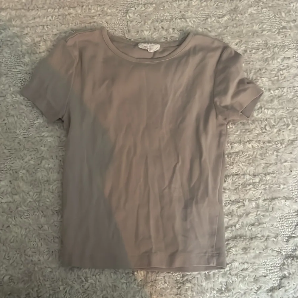 2 linnen och 1 t-shirt från Gina och bershka, säljer då dom ej kommer till andvändning längre! Skriv för fler bilder💗. Toppar.