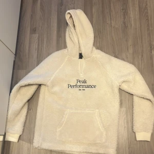 Peak performance tröja - Peak tjocktröja i nyskick använd fåtal gånger. Storlek 170 men skulle även passa en XS. Ny pris 1200kr