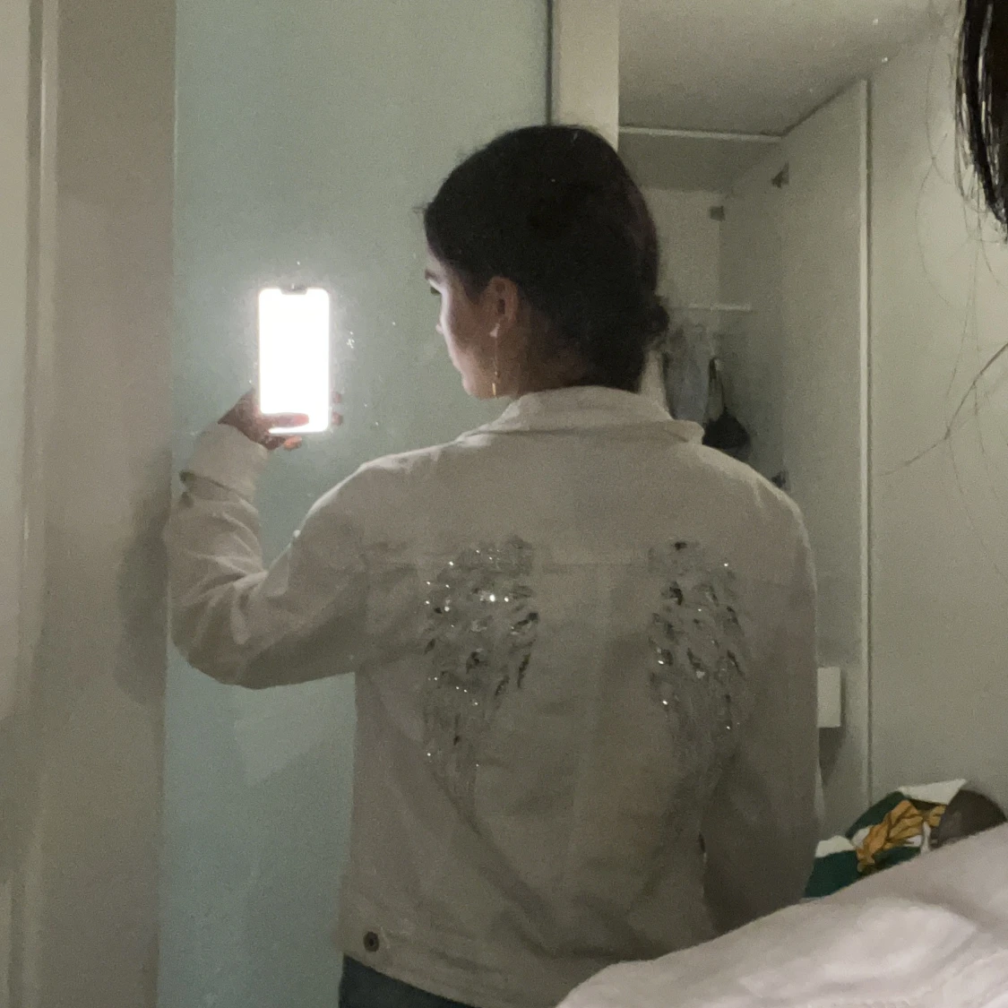 Vit jeansjacka med snyggt mönster på ryggen