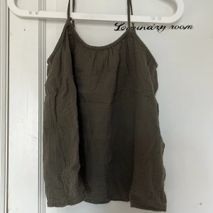 militärgrönt linne ifrån h&m🩷 - militärgrönt linne ifrån h&m i storlek XS med justerbara axelband🩷aldrig använd och är i nyttskick🩷 pris kan diskuteras🩷