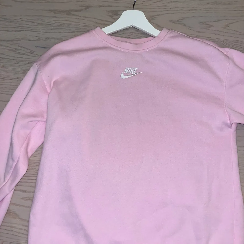 Rosa Nike tröja i storlek S. Hoodies.