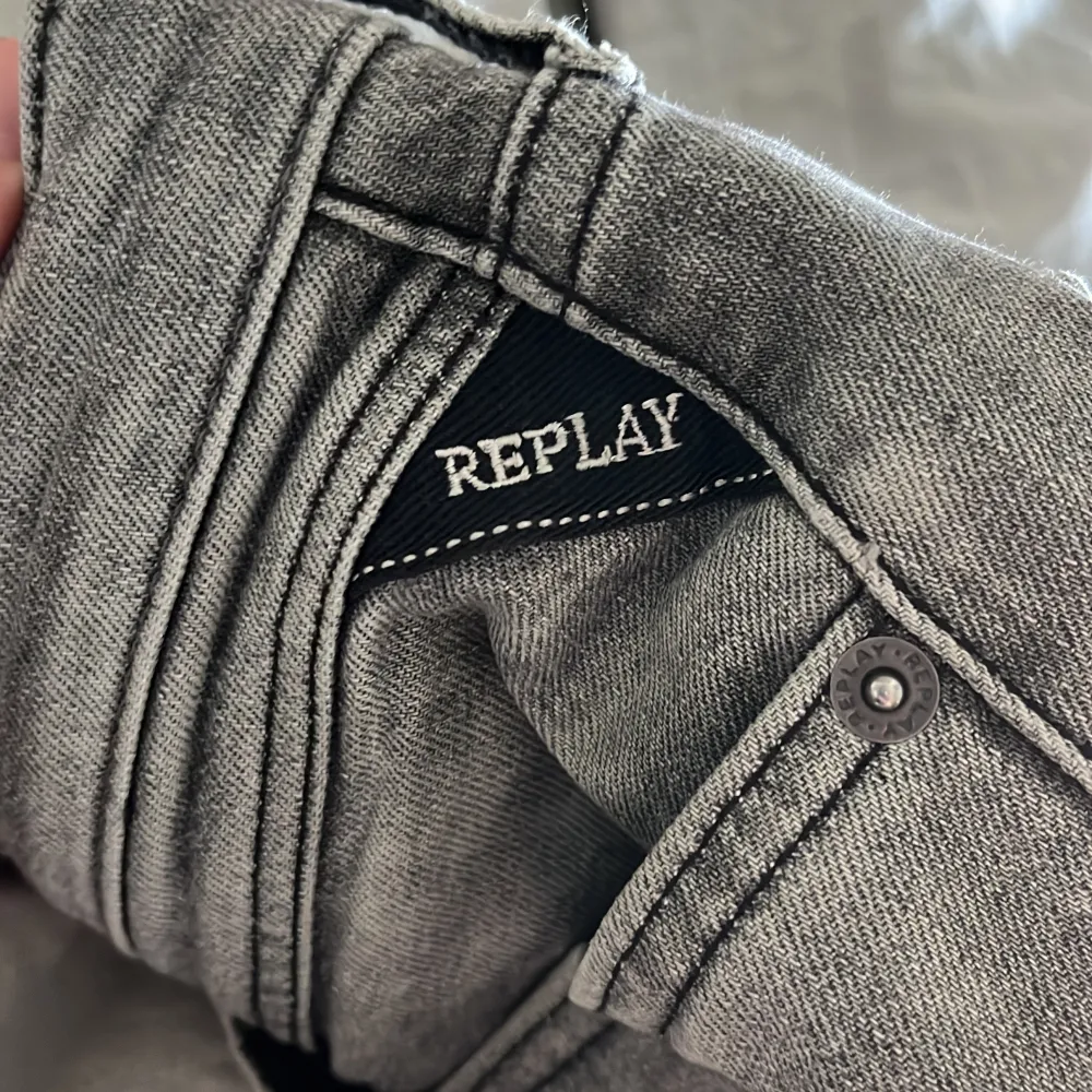 Replay jeans i barn storlek 14 y.  170 cm + Han på bilden är 184.  Skick 9/10. Jeans & Byxor.