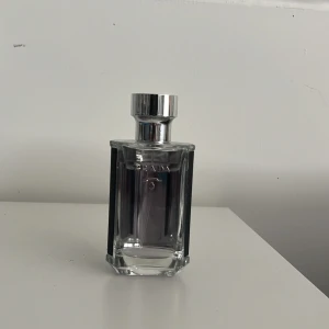 Prada L,homme edt - Det är en riktig fräsch doft som samtidigt det är en väldigt classy doft. Den är i topp skick ca 45 ml kvar.  Hör av er vid frågor😁