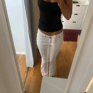 Snygga jeans från only i utmärkt skick! Midja:38 cm Innebenslängd:69 cm