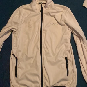 Vindjacka - En vit vindjacka från marine, helt ny aldrig använd, storlek S men passar M också