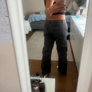 lågmidjade cargobyxor - lågmidjade grå cargobyxor från gina tricot. använda enstaka gånger. köptes för 500 kr❤️skriv för fler bilder eller vid frågor 