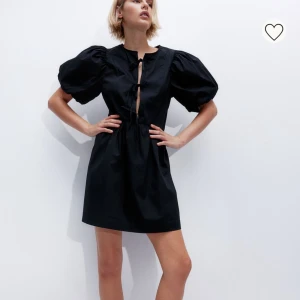 Klänning hm - Säljer min klänning från hm dom är helt slutsåld