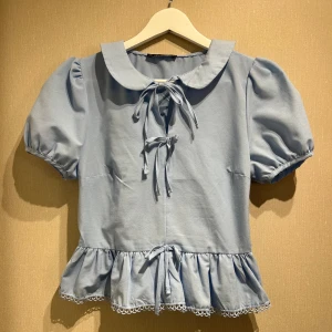 Gullig blus  - As gullig blus som endast är använd en gång. Säljes för att den tyvärr är för liten😢. Det är även en fullt fungerande osynlig dragkedja.   Om det dyker upp några frågor är det bara att höra av sig🩷🩷