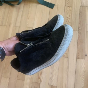 Axel arigato skor - Svarta Axel arigato skor  Storlek 43