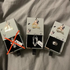 Ioaku ringar - Säljer dessa tre helt oanvända ringarna från ioaku! Dom justerbara så passar alla!❤️❤️kom privat för fler bilder eller frågor! Köp alla för 1250kr (originalpris 1600kr)! Eller blomringen eller bliss ringen för 550kr styck eller adylynn ringen för 350kr