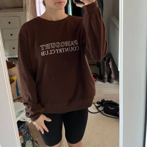 Fleece tröja - Bröl tröja i fleece med vitt broderi. Hör av dig för mer info!