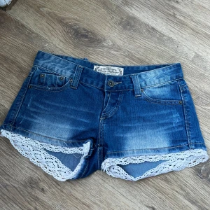 Vintage Lowwaist Jeansshorts  - Supersöt jeansshorts med detaljer vid benen💞 Rosetten där bak går att ta bort💕Står ingen storlek men skulle säga att de sitter som XS💕