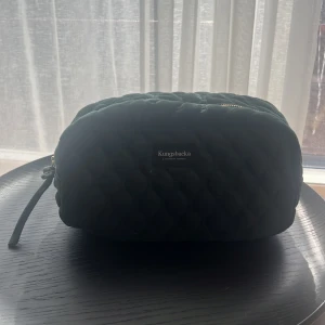 Mörkgrön necessär! - Knappt använd necessär från Kungsbacka. Har en rosa fläck inuti som är lika stor som en tia.