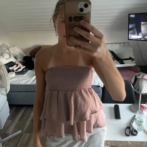Tubtoppar volang - 2 super drömmiga Tubtoppar med volang som egentligen är kjolar💗om du undrar något är det bara att höra av dig! Båda för 75💄