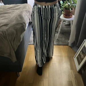 Tunna luftiga byxor - Snygga vit, svarta tunna byxor inför sommare, ingen stolek är skrivet, men jag gissar på xxs -s.🥰Den har en lite mindre defekt på högra benet 
