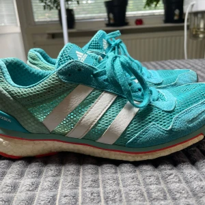 Adidas gym skor  - Helt vanliga gym skor ifrån adidas har använt de ett par gånger sköna fina men ingen användning på de längre ganska sköna att gå i 