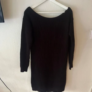 Stickad klänning  - Stickad off shoulder klänning 