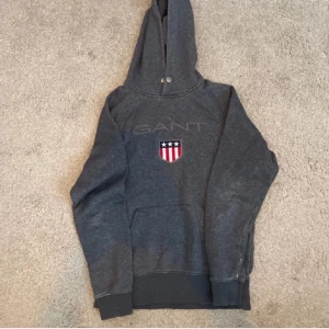 Gant hoodie  - Fin gant hoodie i mörgrå färg. Lite tecken på andvändning som syns på bilderna.