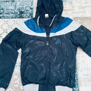 Nike jacka  - Använd 5-6 gånger passar inte mig längre