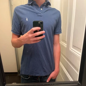 RALPH LAUREN PIKÉ - Ralph Lauren piké i storlek M passar S i gott skick! Nypris över 1000kr! Kan gå ner i pris vid smidig affär!🙌🏽  Killen på bilden är 178cm lång!