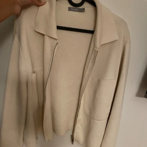 Höst jscka - Säljer min Åhléns jacka, storlek s, så fin på, hör av dig om du är intresserad, köparen står för frakten💕