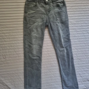 Levis jeans  - Hej, jag säljet ett par feta Levis jeans i fint skick förutom en deffekt på bild 4. Hör gärna av er vid funderingar.😄