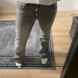 Populära ”Buttom jeans”  - LÅNADE BILDER! Säljer så de inte passar mig 🥰 storlek:164. Hon på bilden är 168cm💗pris kan diskuteras!
