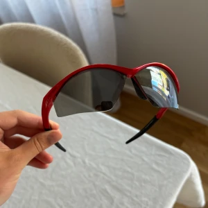 Sol/skidglasögon röda - Retro solglasögon från Bliz