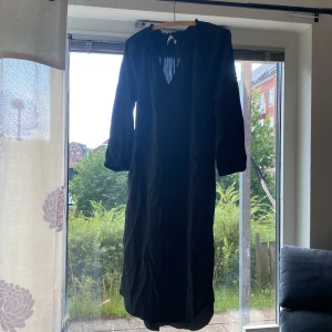 Klänning  - Storlek:S den e silkig och len men mest len 