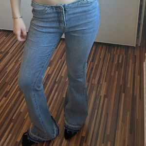 coola lågmidjade bootcut jeans - Såå coola lågmidjade bootcut jeans utan fickor med snygga detaljer där bak! Säljer då de är för långa på mig. Köpta i USA så svåra att få tag i sverige🥰 