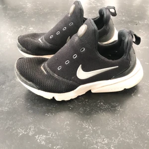 Nike skor  - Ett par svart vita Nike skor i storlek 37,5. Saknar snöre.Säljs i begagnad skick. Skorna kan skickas med postnord inom Sverige , Kan även mötas nånstans i Stockholm.  Passar Barn, Flicka , Pojke, Dam , Herr Fast pris! 