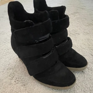 Skor  - Säljer dessa skor med inbyggd klack. Köpta secondhand så vet ej vart dom är ifrån. Storlek 37 