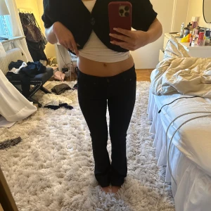 Lågmidjade jeans - Svarta lågmidjade jeans! W26! Jag är 1,60 och de är bra längd på mig!❤️ jätte fint skick