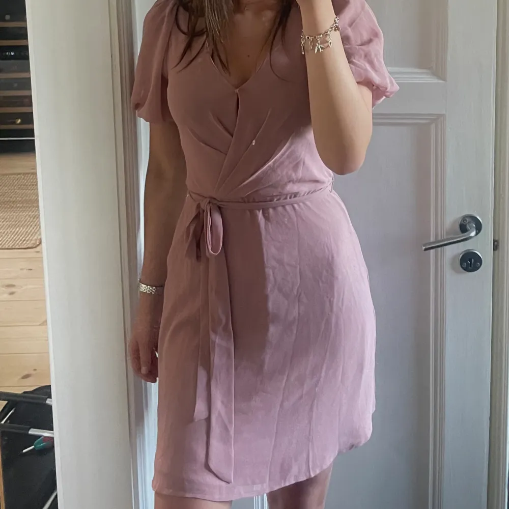 Super fin rosa klänning från Nelly i storlek 32💕Har använt klänningen en gång på en skolavslutning!. Klänningar.