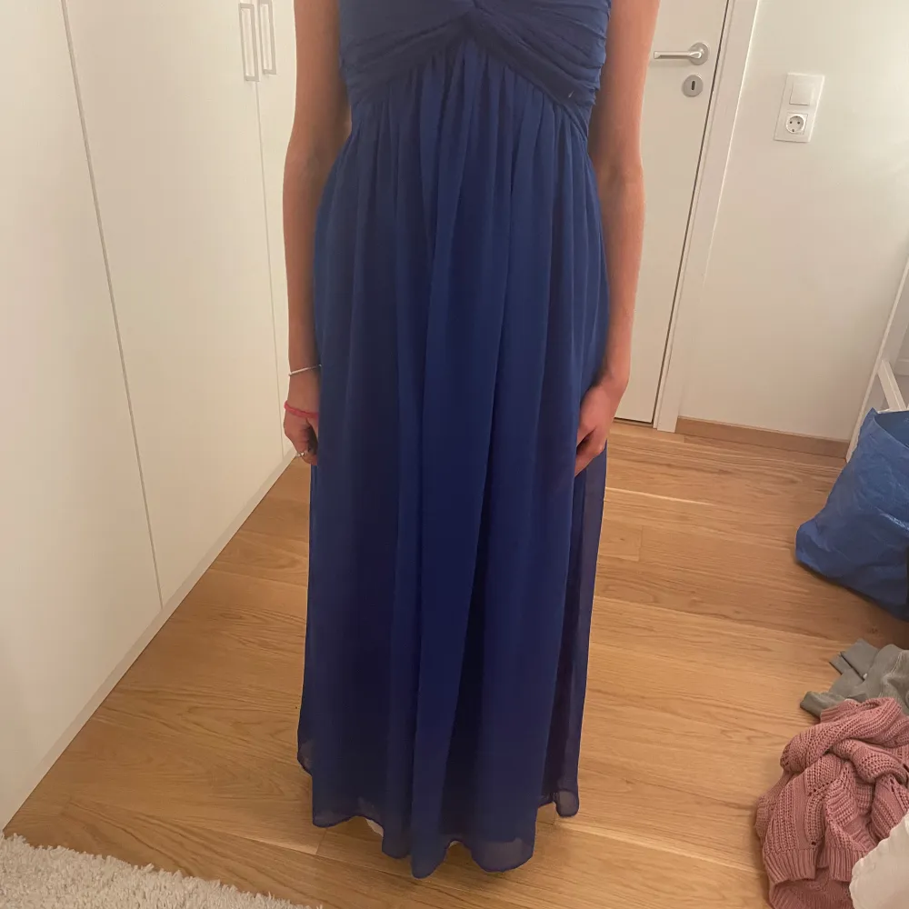 Säljer denna jättefina blå balklänningen i strl M! Den är i jättefint skick, Kontakta för mer information💕. Klänningar.
