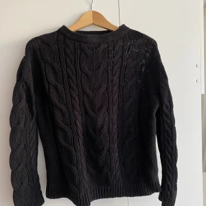 Kabelstickad tröja i marinblått  - Kabelstickad tröja från lager 157. Mycket fin utan synligt slitage.