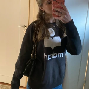 Isabel marant tröja - Jätte fin tröja från Isabel marant! Säljer då jag inte andvänder den så mycket (vill få såld snabbt därmed priset.) Fint skick lite skada vid trycket som förekommit vid tvätt. (Skriv för mer bilder) pris kan diskuteras!💗 (orginal pris cirka 3000kr)