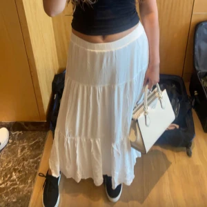 Vit maxi kjol - Vit maxi kjol från stradivarius köpt i Dubai förra sommaren, slutsåld på zalando, kjolen är lite kort för mig som är 177