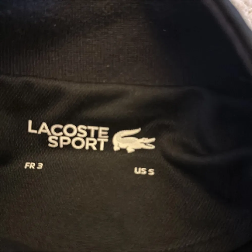 Skit snygg Lacoste tröja i storlek S  Knappt använd självklart äkta . Tröjor & Koftor.