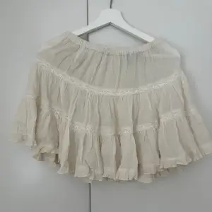 Helt ny benvit kjol utan prislapp med en slit på sidan och snörning💞Finns en i storlek 40 och en i 42, se i flödet för den i storlek 40🩷  Nypris 299💞