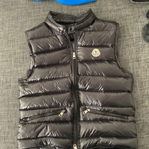 Moncler gui väst  - Moncler gui, 10 av 10, använd fåtal gånger för den är för liten, nfc och allt funkar, och den är äkta 