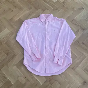 Säljer nu denna rosa Ralph Lauren skjorta som är perfekt till sommaren! Skicket är perfekt på skjortan och det finns inga tecken på användning förutom på lappen på sista bilden. Nypris kostar skjortan 1800kr, mitt pris 400 