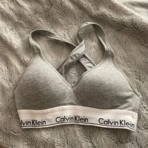 Calvin Klein Topp - Fin Calvin Klein topp endast testad  Säljer då den e för liten  Storlek XS men skulle säga att det är mer som en XXS