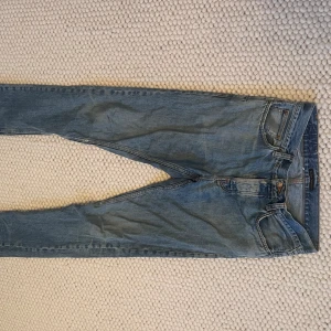Nudie jeans - Ett par nudie jeans välanvända men väldigt snygg blek färg.