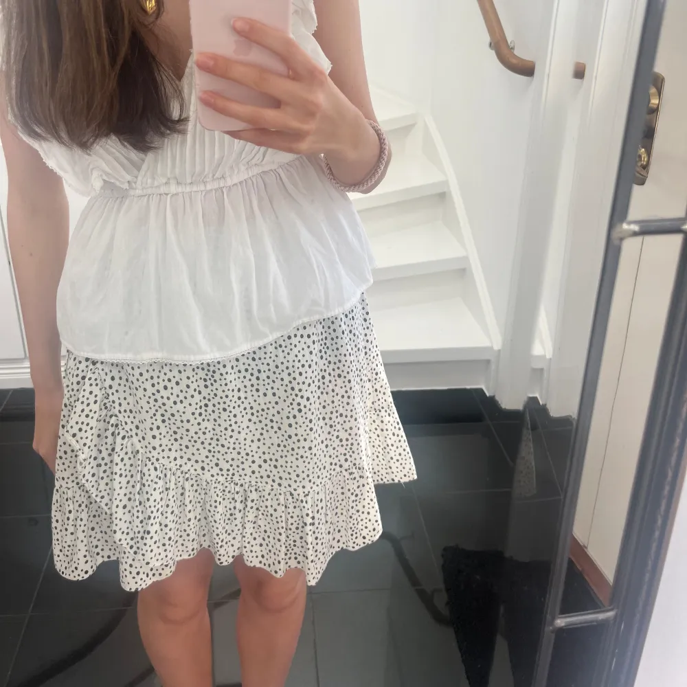 Säljer denna jättefina kjol från Vero Moda. Använd väldigt få gånger och är i nyskick. Så fin nu till sommaren🩷 pris kan diskuteras. Kjolar.