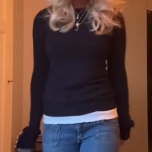 Svart långärmad  - Svart långärmad tröja med knappar på ärmen från zara! Lånad bild